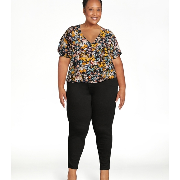 Terra & Sky Women's Plus Size Button Front Short Sleeve Shirt - Picture 6 of 6